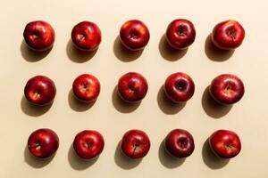 veel rood appels Aan gekleurde achtergrond, top visie. herfst patroon met vers appel bovenstaand visie foto