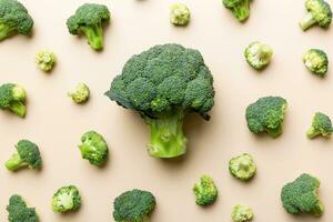 groen vers broccoli achtergrond dichtbij omhoog Aan gekleurde tafel. groenten voor eetpatroon en gezond aan het eten. biologisch voedsel foto