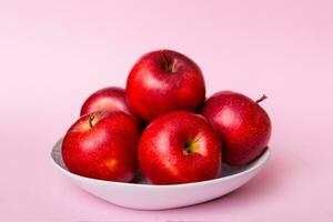 sappig rood appels in een kom of bord Aan de tafel top visie. kopiëren ruimte foto