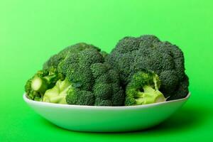 broccoli van vers groen broccoli in kom over- gekleurde achtergrond. , dichtbij omhoog. vers groente foto