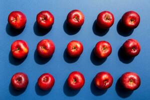 veel rood appels Aan gekleurde achtergrond, top visie. herfst patroon met vers appel bovenstaand visie foto