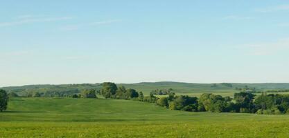 landelijk landschap grasland heuvels land- en lucht 3d illustratie foto