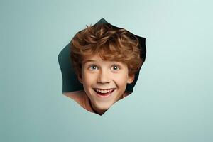een jongen glimlacht tegen een pastel achtergrond met gaten in reclame stijl foto