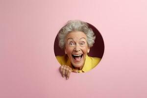 een senior vrouw glimlacht tegen een pastel achtergrond met gaten in reclame stijl foto