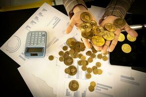 detailopname beeld van een vrouw Holding goudkleurig bitcoins. foto