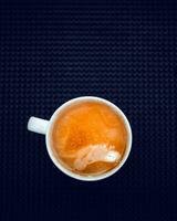 top visie van een kop van espresso koffie Aan zwart achtergrond foto