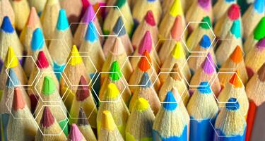 dichtbij omhoog van gekleurde potloden met zeshoek vlak voor tekst, elementen van honingraat. onderwijs concept. foto