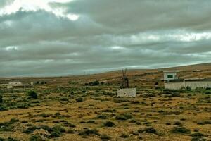 leeg mysterieus bergachtig landschap van de centrum van de kanarie eiland Spaans Fuerteventura met een bewolkt lucht foto