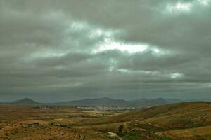 leeg mysterieus bergachtig landschap van de centrum van de kanarie eiland Spaans Fuerteventura met een bewolkt lucht foto