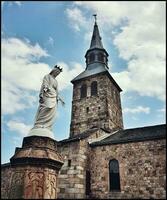 oud steen kerk met maagd Maria standbeeld, zuidelijk Frankrijk foto