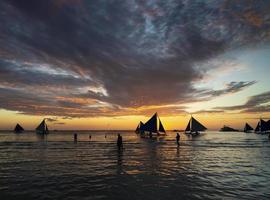 prachtige tropische zonsondergang met zeilboten en toeristen in boracay island filipijnen