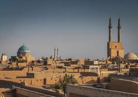 de daken van de binnenstad windtorens en landschapsmening van de oude stad van Yazd in Iran
