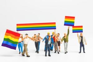 miniatuur mensen demonstrant met een transgender vlag foto