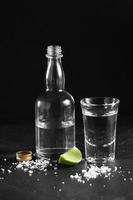 close-up Russische wodka met zout en citroen foto