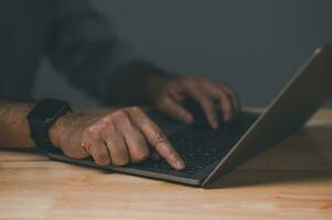 na Klik besparing allemaal bedrijf werk gebruik uw vinger naar druk op de knop naar beurt het uit voor dichtbij zilver notitieboekje computer, geplaatst het Aan een bureau, is tijd naar af hebben elk dag voordat gaan huis. dichtbij omhoog. foto