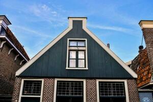 een blauw en wit huis foto