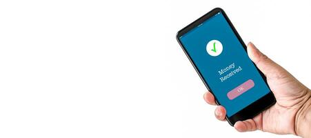 een man's hand- houdt een smartphone Aan de scherm met de bericht geld ontvangen. concept van financieel transacties met mobiel apparaten. detailopname, kopiëren ruimte Aan links voor ontwerp of tekst. wit achtergrond. foto