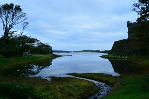 inlaat van dunvegan fjord in Schotland foto