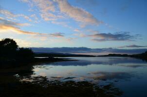 aftekenen Aan fjord dunvegan in Schotland foto