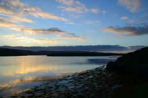 mooi wolken reflecterend in fjord dunvegan in Schotland foto