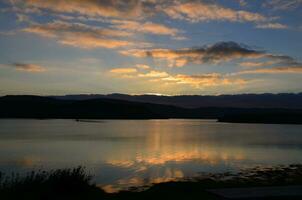 dageraad luchten reflecterend in fjord dunvegan foto