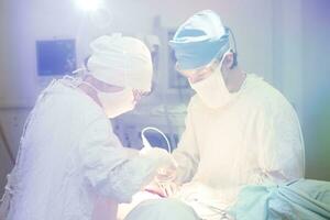 foto van chirurgen in de in werking kamer afgezwakt met zacht licht.