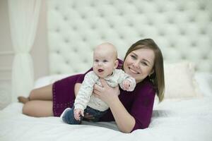 mam met haar weinig zoon Aan de bed.moeder en baby foto