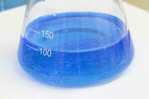 blauw vloeistof in een fles met bezinksel foto