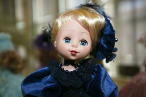 de hoofd van een blauwe ogen pop speelgoed- in mooi kleren detailopname. foto