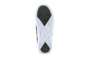 wit rubber zool met sportschoenen Aan een wit achtergrond. foto
