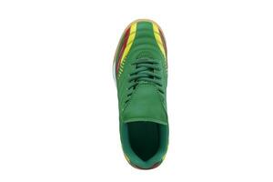 sportschoenen groen met kleur accenten Aan een wit zool met Purper accenten. sport schoenen Aan een wit achtergrond. foto