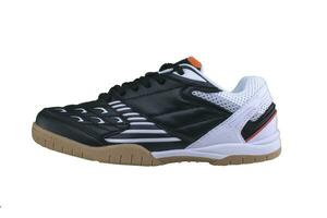 zwart sportschoenen met kleur inzetstukken Aan een wit zool. sport schoenen Aan een wit achtergrond. foto