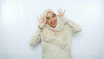 portret van gelukkig jong Aziatisch vrouw vervelend hijab geïsoleerd Aan wit achtergrond foto