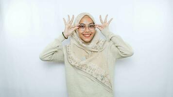 portret van gelukkig jong Aziatisch vrouw vervelend hijab geïsoleerd Aan wit achtergrond foto