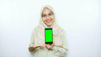 jong Aziatisch vrouw tonen kopiëren ruimte Aan haar telefoon scherm. geïsoleerd over- wit achtergrond foto