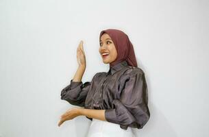 portret van vrolijk jong Aziatisch vrouw vervelend hijab met wit achtergrond. foto