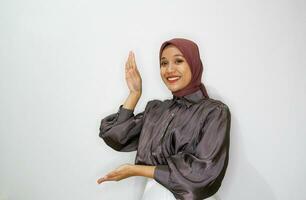 portret van vrolijk jong Aziatisch vrouw vervelend hijab met wit achtergrond. foto