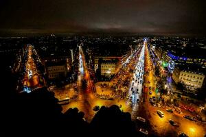 een stad Bij nacht met verkeer en lichten foto