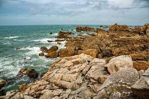 betoverd kust- schoonheid van plougrescant gouffre d'enfer, Bretagne, Frankrijk foto