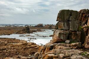 betoverd kust- schoonheid van plougrescant gouffre d'enfer, Bretagne, Frankrijk foto