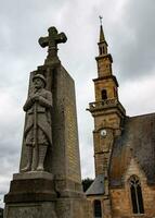 tonquedec oorlog gedenkteken en kerk, Bretagne, Frankrijk foto
