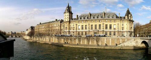 panoramisch visie 36 quai des orfvres, iconisch Politie gebouw Aan de Seine in Parijs. foto