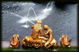 gouden standbeelden van peterhof, heilige petersburg, Rusland foto
