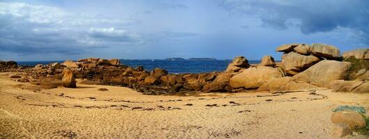 kalmte in roze graniet kust, Bretagne, Frankrijk foto