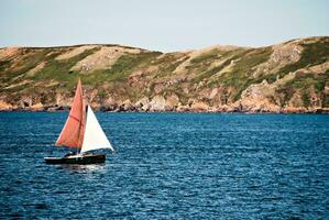 het zeilen vrije tijd Aan de atlantic jacht in perros guirec foto