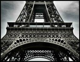 etherisch drama contrast in monochroom eiffel toren, Parijs foto