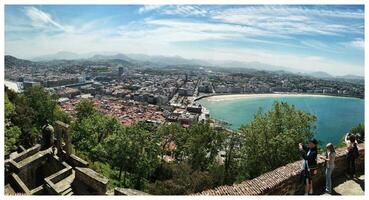 zonnig atlantic kustlijn zee visie, golf, en joutne schiereiland in san sebastiaan, baskisch land, Spanje. foto