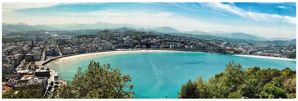 zonnig atlantic kustlijn zee visie, golf, en joutne schiereiland in san sebastiaan, baskisch land, Spanje. foto