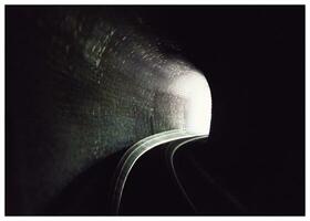 dramatisch beweging door monochroom tunnel naar licht foto