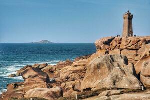 zomer visie van ploumanach vuurtoren en de zee in Bretagne foto